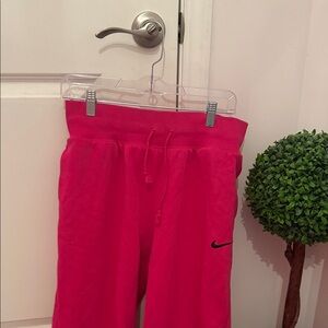 Nike women’s Hot Pink cuffed sweatpants🩷